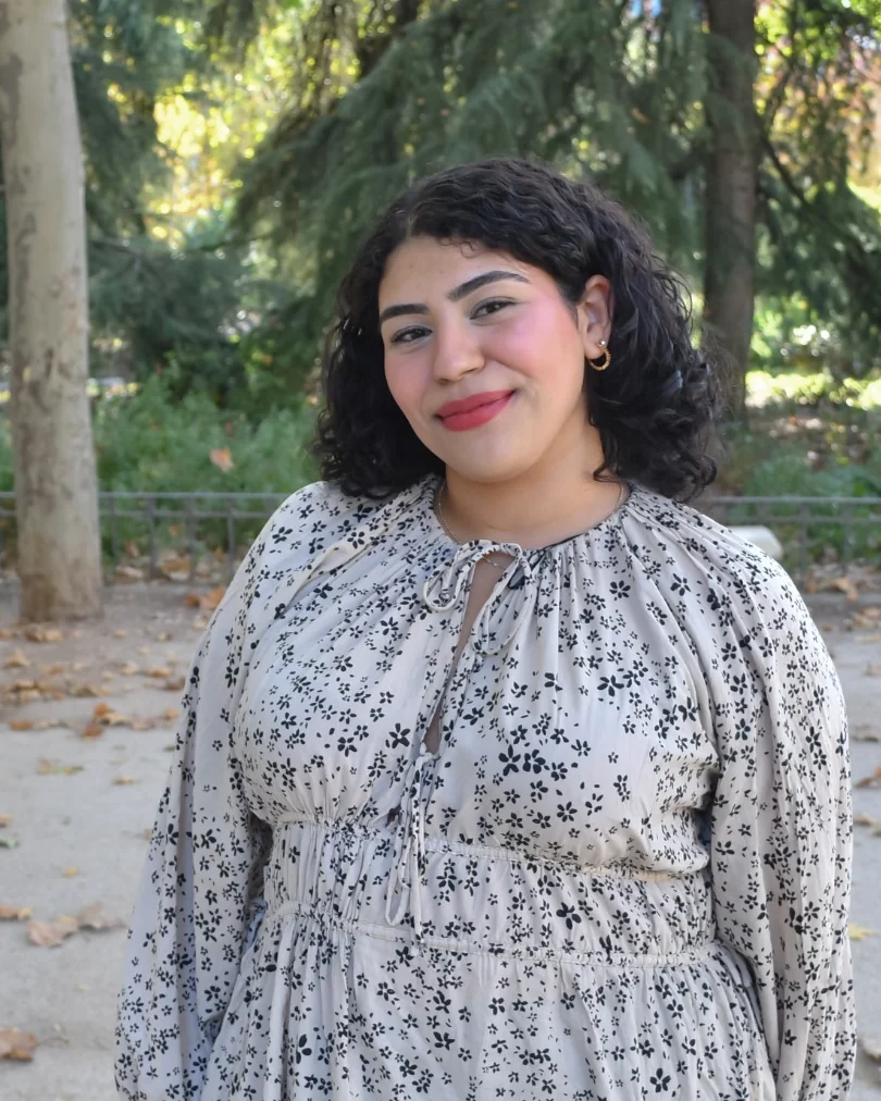 Retrato de Hiba en un parque