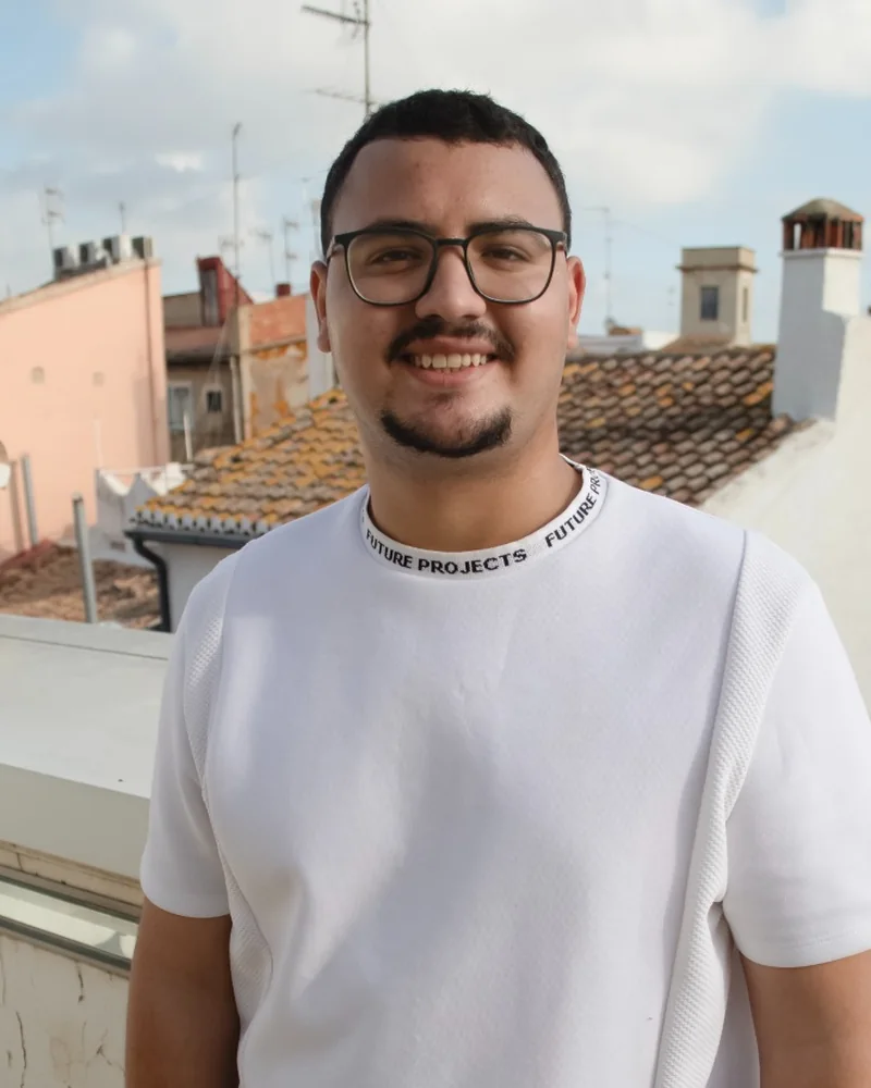 Fotografía de Yasin en una terraza
