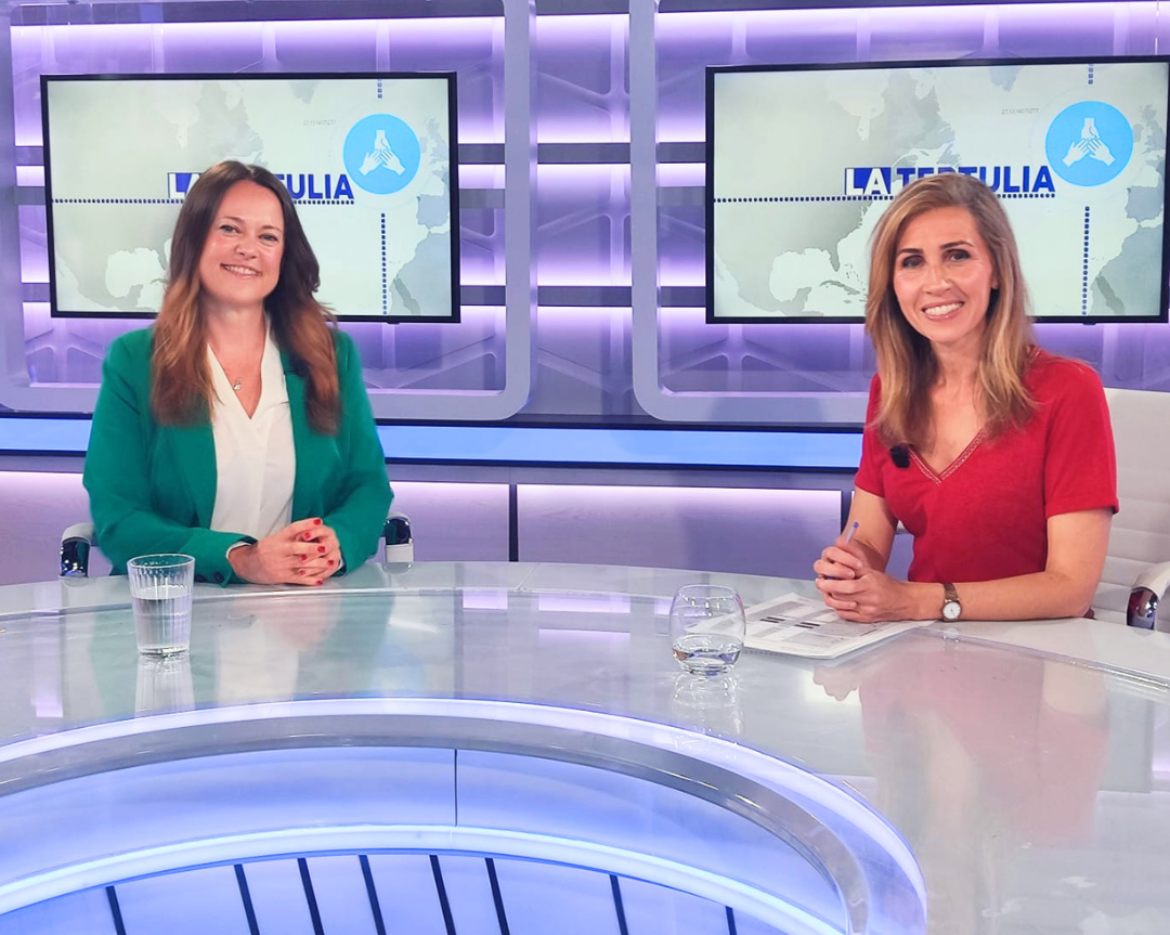 Raquel Caldas y Jenifer Humanes en el plató de TRECE